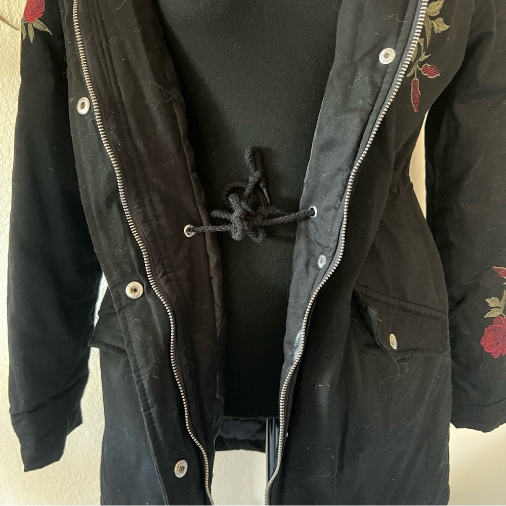 Y2K Rue 21 Black Floral Roses Embroidered Coat w Red Fur lined hood - Picture 7 of 16
